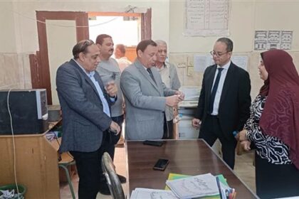 متابعة رئيس الإدارة المركزية لتكنولوجيا التعليم ومدير تعليم بني سويف لانتظام الدراسة في مدارس الفشن