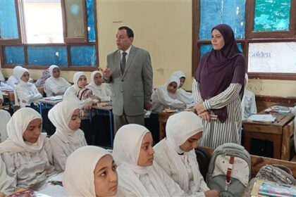 مدير تعليم بني سويف يقوم بجولة تفقدية لمدارس ناصر ولقاء مباشر مع المعلمين والطلاب لمناقشة انتظام الدراسة منذ الصباح الباكر