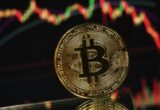 بيتكوين” تستقر عند 77.4 ألف دولار وسط ترقب التصويت على قانون “كلاريتى