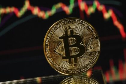 بيتكوين” تستقر عند 77.4 ألف دولار وسط ترقب التصويت على قانون “كلاريتى