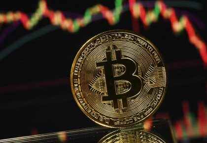 بيتكوين” تستقر عند 77.4 ألف دولار وسط ترقب التصويت على قانون “كلاريتى