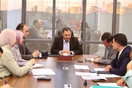 محافظ دمياط يستعرض سبل تحسين الاستفادة من سوق رأس البر الحضاري