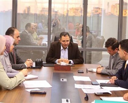 محافظ دمياط يستعرض سبل تحسين الاستفادة من سوق رأس البر الحضاري