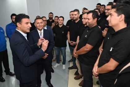 وزير الصناعة ومحافظ القليوبية يجريان جولة تفقدية في مصنع «فوتون إكس» بمدينة بنها
