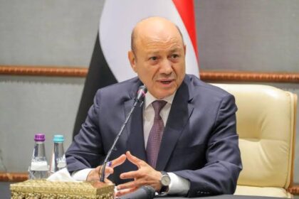 رئيس مجلس القيادة اليمني يؤكد قدرة القوات الحكومية على استعادة السيطرة في الساحل الغربي