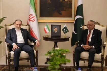 وزير الخارجية الإيراني يجري محادثات مع نظيره الباكستاني حول القضايا الإقليمية