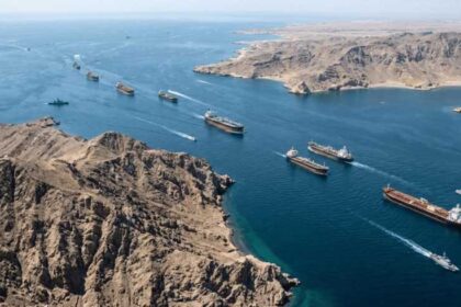 قائد القيادة المركزية الأمريكية يكشف عن وصول الشحنات النفطية عبر مضيق هرمز لأعلى مستوى خلال 6 أشهر