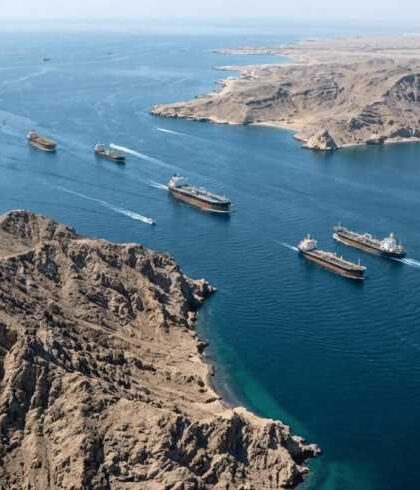 قائد القيادة المركزية الأمريكية يكشف عن وصول الشحنات النفطية عبر مضيق هرمز لأعلى مستوى خلال 6 أشهر