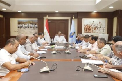 محافظ البحر الأحمر يناقش الوضع التنفيذي للمرافق وخطة الرصف في مدن المحافظة المختلفة