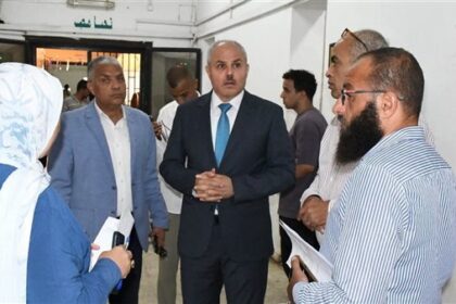 رئيس جامعة قناة السويس يقوم بجولة تفقدية للإدارة المركزية لشئون الطلاب في اليوم الثاني من العام الدراسي