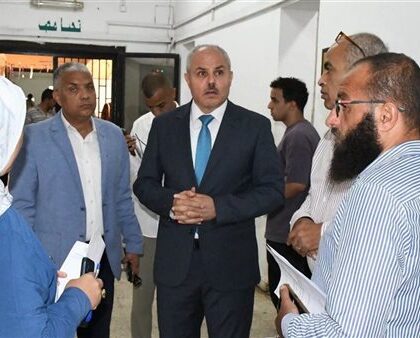 رئيس جامعة قناة السويس يقوم بجولة تفقدية للإدارة المركزية لشئون الطلاب في اليوم الثاني من العام الدراسي