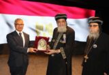 محافظ بني سويف يكرم قداسة البابا تواضروس الثاني بدرع المحافظة