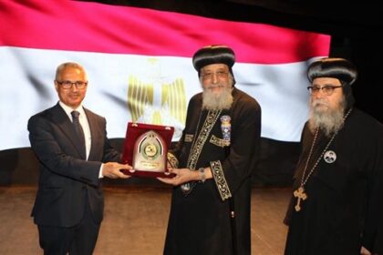 محافظ بني سويف يكرم قداسة البابا تواضروس الثاني بدرع المحافظة