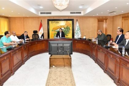 نائب محافظ الفيوم يناقش مع ممثلي القطاع الخاص التحضيرات لملتقى “يوم الفيوم للتوظيف”