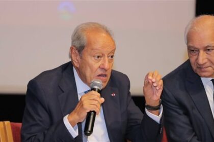 منير فخري عبدالنور يؤكد أهمية تحسين الظروف المعيشية لدعم الهوية الوطنية