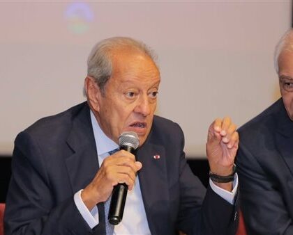 منير فخري عبدالنور يؤكد أهمية تحسين الظروف المعيشية لدعم الهوية الوطنية