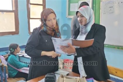 وكيلة إدارة العاشر من رمضان تقوم بجولة تفقدية في مدرسة 25 يناير للتعليم الأساسي
