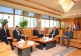 رئيس جامعة الفيوم يستقبل وفدًا من وزارة الاتصالات وتكنولوجيا المعلومات
