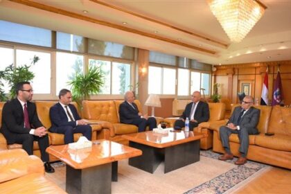 رئيس جامعة الفيوم يستقبل وفدًا من وزارة الاتصالات وتكنولوجيا المعلومات