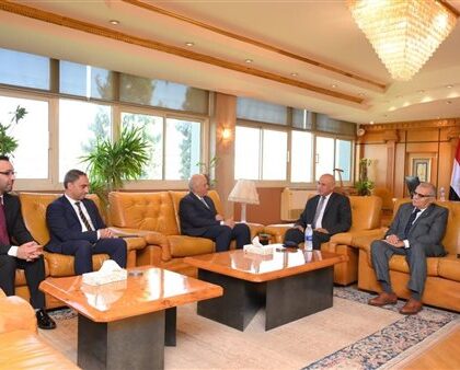 رئيس جامعة الفيوم يستقبل وفدًا من وزارة الاتصالات وتكنولوجيا المعلومات