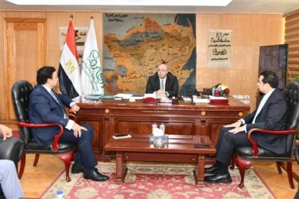 محافظ الفيوم يستعرض التحضيرات لمهرجان تونس للخزف والحرف اليدوية