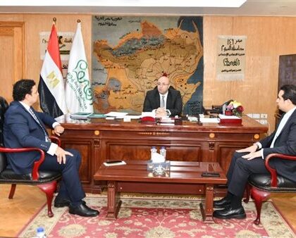محافظ الفيوم يستعرض التحضيرات لمهرجان تونس للخزف والحرف اليدوية