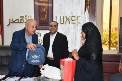 صندوق تحيا مصر يقدم تأشيرات عمرة مجانية للسيدات ويوزع مستلزمات مدرسية للطلاب في الأقصر