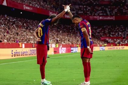 رافينها يسجل هاتريك ويقود برشلونة لانتزاع انتصار ساحق على إشبيلية بثلاثة أهداف في الدوري الإسباني