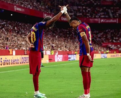 رافينها يسجل هاتريك ويقود برشلونة لانتزاع انتصار ساحق على إشبيلية بثلاثة أهداف في الدوري الإسباني