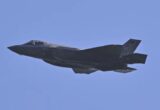 طيار إيراني مخضرم يتساءل عن تفاصيل إنقاذ طيار F-15E الأمريكي بعد تعرضه لارتطام عند سرعة 160 كم وإصابات متعددة