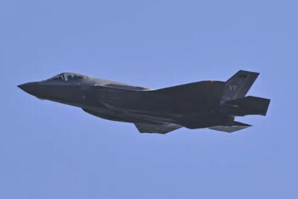 طيار إيراني مخضرم يتساءل عن تفاصيل إنقاذ طيار F-15E الأمريكي بعد تعرضه لارتطام عند سرعة 160 كم وإصابات متعددة