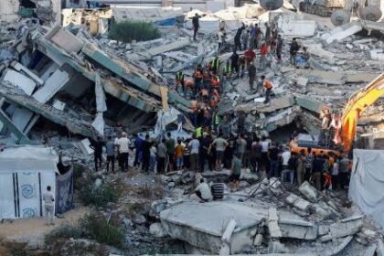ارتفاع عدد ضحايا انهيار بناية سكنية تأوي نازحين في غزة إلى 20 وفاة