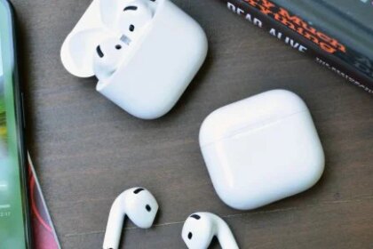 أي الخيارين أفضل للبطارية: شحن AirPods لاسلكياً أم بواسطة كابل USB؟