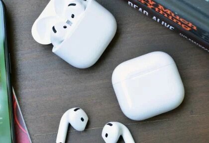 أي الخيارين أفضل للبطارية: شحن AirPods لاسلكياً أم بواسطة كابل USB؟