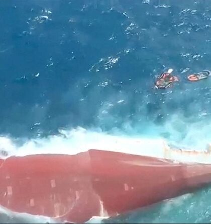 إندونيسيا تشن عملية لإنقاذ سفينة منقلبة بينما لا يزال 129 شخصًا مفقودين