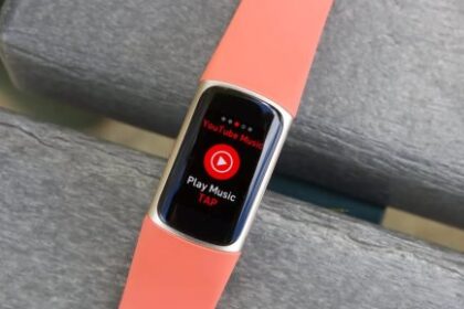 جوجل تحضر مفاجأة لعشاق اللياقة البدنية.. سوار Fitbit جديد قد يأتى بـWear OS
