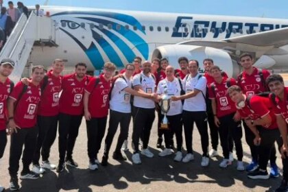 وصول أبطال أفريقيا منتخب شباب كرة اليد المصري إلى القاهرة في استقبال حافل