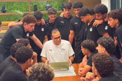 منتخب الشباب في محاضرات طبية وشوقي غريب يشجع اللاعبين بحماس