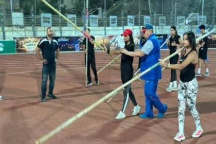تشيرنوباي الروسي يدرب أبطال الزانة تحضيرًا لمنافسات أولمبياد داكار