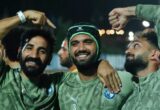 محمود مرعي يرتدي واقي الرأس خلال تدريبات بيراميدز قبل لقاء إنبي