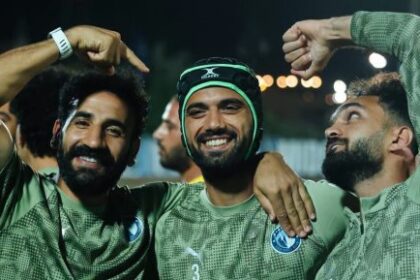 محمود مرعي يرتدي واقي الرأس خلال تدريبات بيراميدز قبل لقاء إنبي