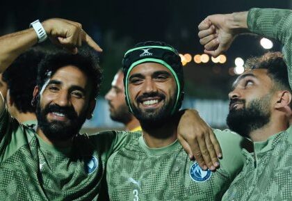 محمود مرعي يرتدي واقي الرأس خلال تدريبات بيراميدز قبل لقاء إنبي