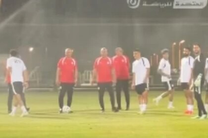 شاهد لحظة فرض دش بارد على حسام حسن ولاعبي المنتخب قبل التدريب