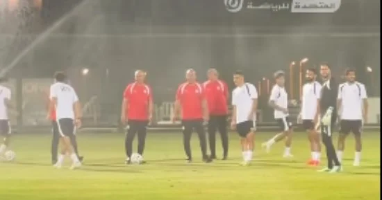 شاهد لحظة فرض دش بارد على حسام حسن ولاعبي المنتخب قبل التدريب