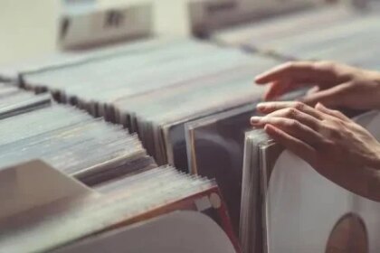 عودة عشاق الموسيقى تعزز انتعاش الفينيل والأقراص المدمجة
