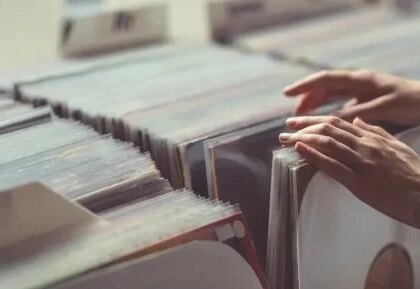 عودة عشاق الموسيقى تعزز انتعاش الفينيل والأقراص المدمجة