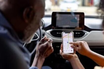 طريقة سهلة للتبديل بين هاتفين على نظام CarPlay