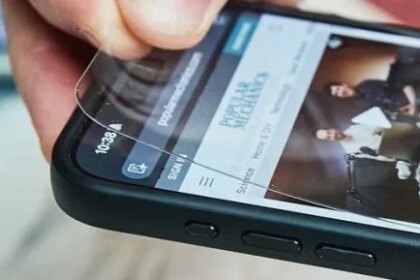 مسئول في آبل يحذر المستخدمين من وضع “سكرينة” على شاشة آيفون