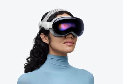 آبل تعمل على تطوير نسخة أكثر خفة وأقل تكلفة من Vision Pro مع احتمال تأجيل الإطلاق لعدة سنوات