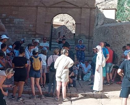 توافد 350 سائحًا وزائرًا من 7 دول إلى المناطق السياحية في سانت كاترين